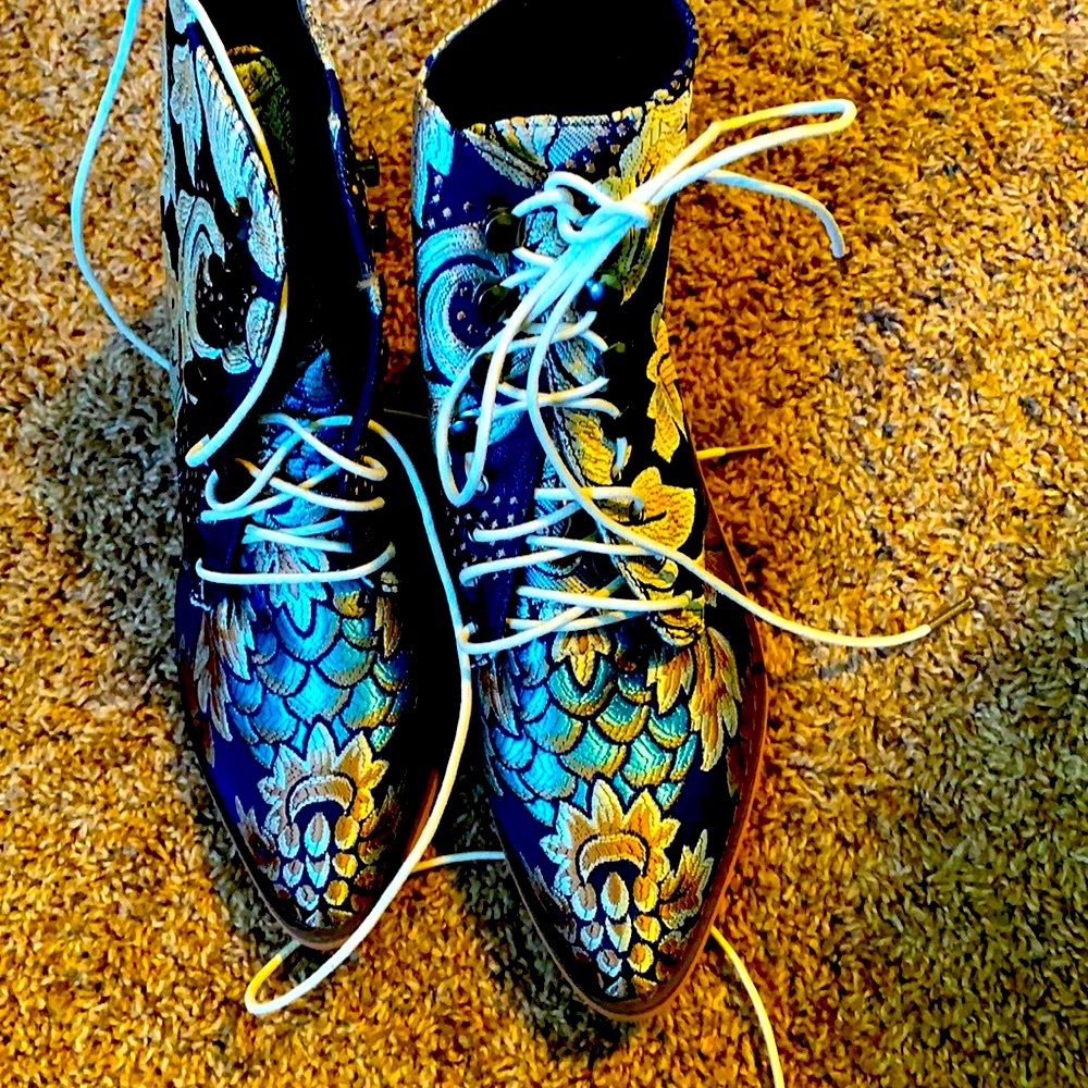 Size 39 or US 8 Gorgeous boots